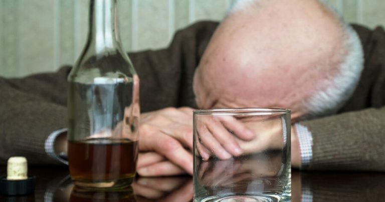 Həkim alkoqolizm və narkotik asılılığı riskini artıran xəstəlikləri müəyyən edib