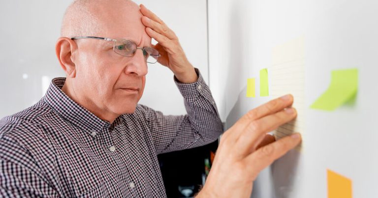 Alimlər Alzheimer xəstələrinin tanış mühitdə niyə itdiyini müəyyənləşdiriblər