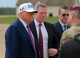 Tramp mühüm danışıqlara hərbçiləri niyə göndərir?