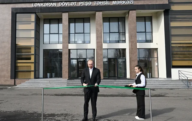 İlham Əliyev Lənkəran Dövlət Peşə Təhsil Mərkəzinin açılışında iştirak edib