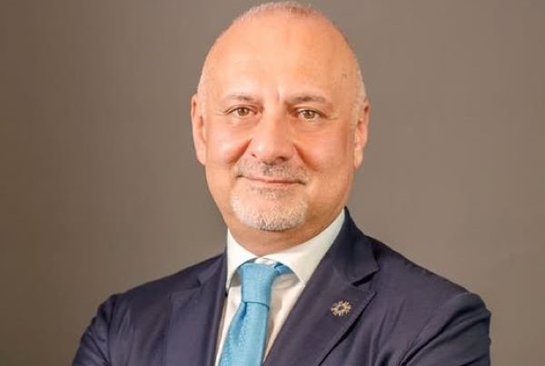 Müşavirin maşınından 45 min manat oğurlanıb