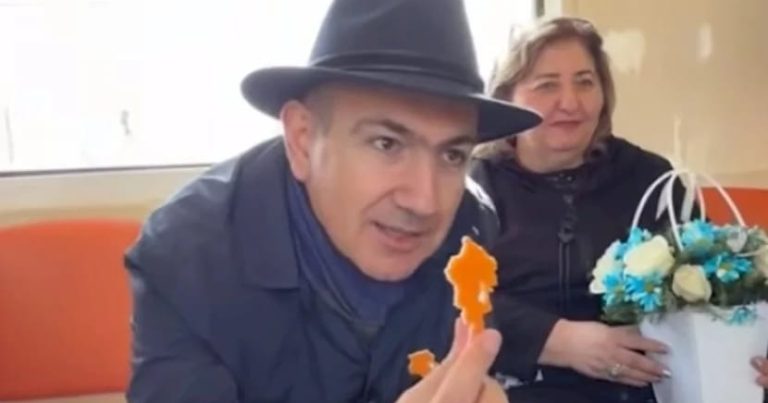 Metro qalmaqalı: Baş nazir qadın və uşağından üzr istədi