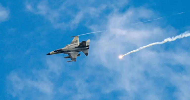 İran Küveyt səmasında ABŞ qırıcısını vurdu: Katapult edən pilot tapıldı – VİDEO