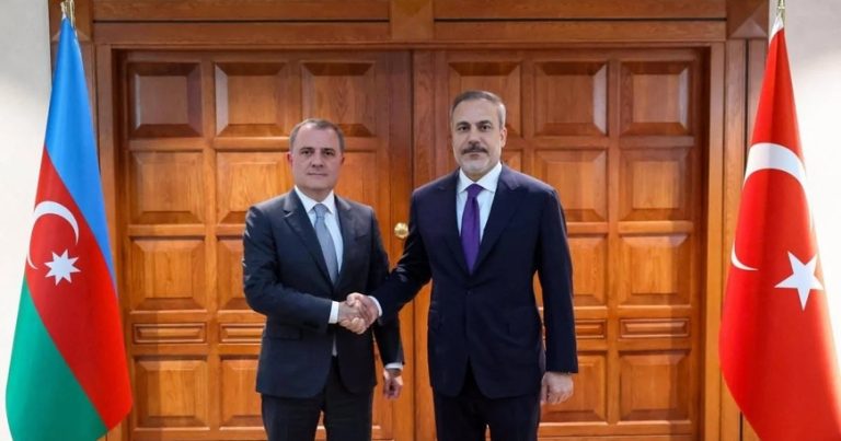 Azərbaycan və Türkiyə XİN başçıları regiondakı gərginliyi müzakirə ediblər