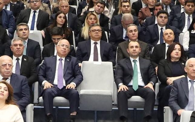 “BİZİ BURA KİNOYA BAXMAĞA ÇAĞIRIBLAR?” – Komitə sədri əsəbləşərək tədbiri tərk edib + FOTOLAR