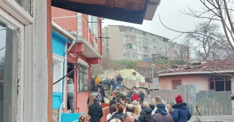 İstanbulda iki bina çökdü: Yaralılar var