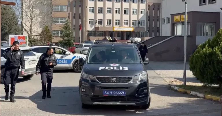 İstanbulda liseydə BIÇAQLI HÜCUM: Şagird iki müəllimi və bir məktəblini VURDU