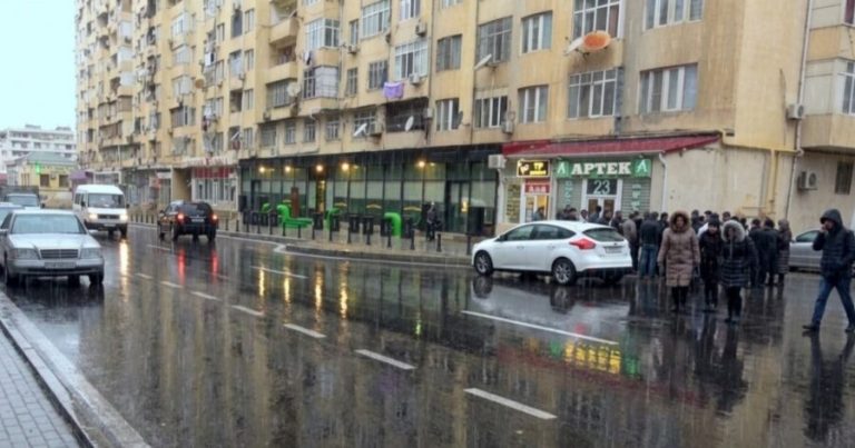 Bakıda DƏHŞƏT: övladını məktəbə apardı, qayıdanda faciəvi şəkildə öldü – VİDEO