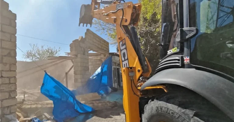 Gəncədə qanunsuz inşa olunan tikili sökülüb