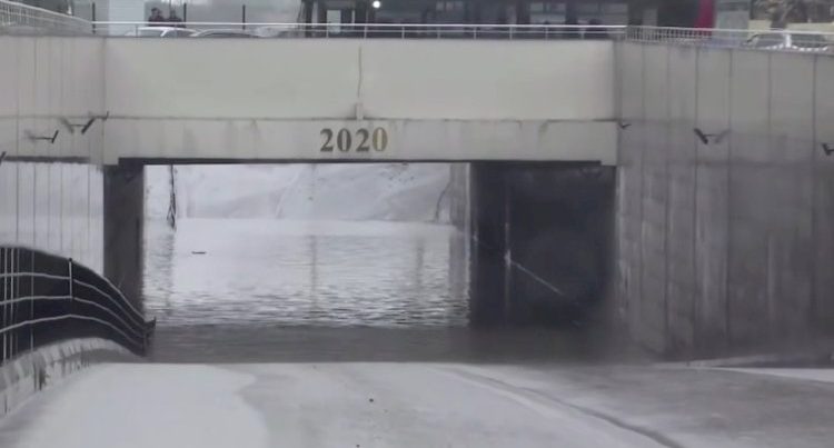 Hər dəfə suyla dolan körpünün indi də asfalt hissəsi çökdü – VİDEO