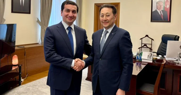 Kayrat Sarıbay Hikmət Hacıyev ilə görüşdə Azərbaycanın AQEM-də liderliyini yüksək qiymətləndirib
