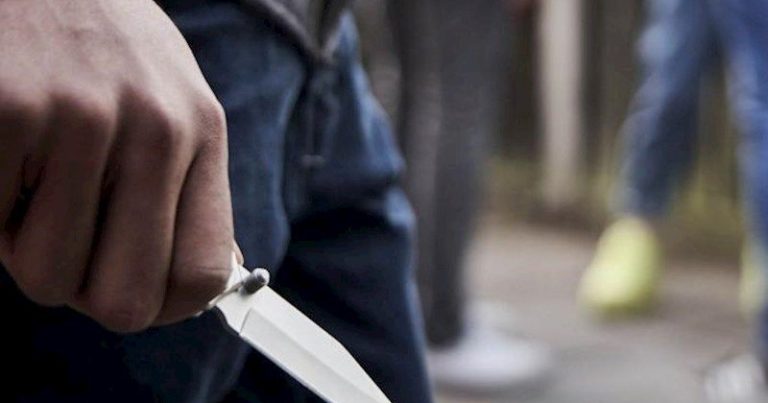 Məhkəməyə daraq-bıçaqla gəldi