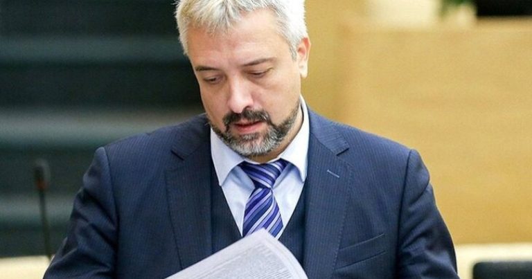 Azərbaycan jurnalistlərini məhkəmə ilə hədələyən Primakov niyə işini itirdi?