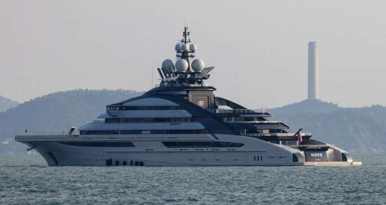 Hörmüz boğazını Putinin dostu yardı: 500 milyonluq yaxtası ilə – FOTO