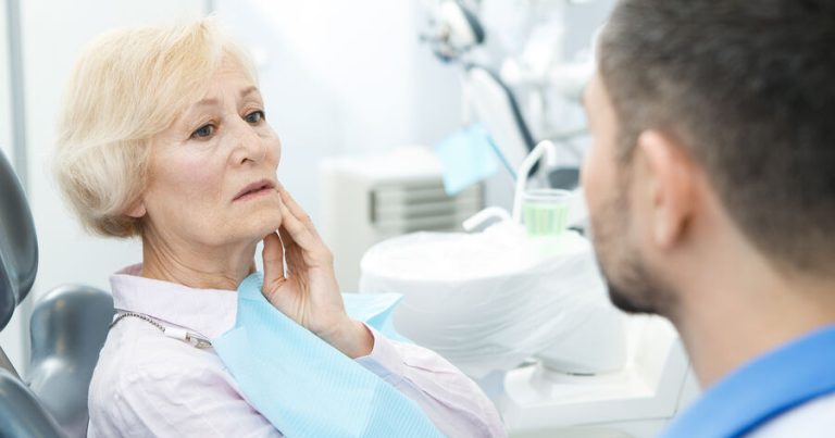 Həkim insanların yuxuda niyə dişlərini qıcırdatdığını və əllərini çeynədiyini açıqlayıb