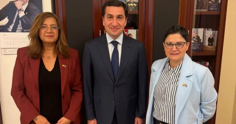 Hikmət Hacıyev Kolumbiya XİN rəhbərinin müavini ilə görüşüb