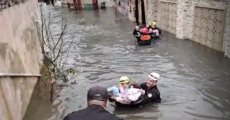 Nazirlik hərəkətə keçdi: su basmış ərazilərdə sakinlər təxliyə edildi – VİDEO Nazirlik hərəkətə keçdi: su basmış ərazilərdə sakinlər təxliyə edildi – VİDEO
