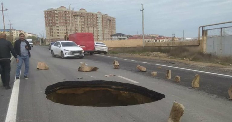 Bakıda asfalt ÇÖKDÜ: AYNA-nın maşını çuxura düşdü – FOTO