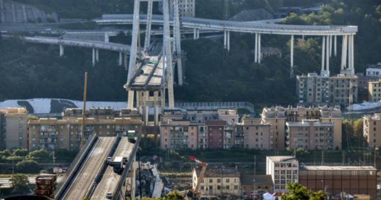 Açılış mərasimi zamanı 85 metrlik körpü uçdu – Kolumbiyada şok olay