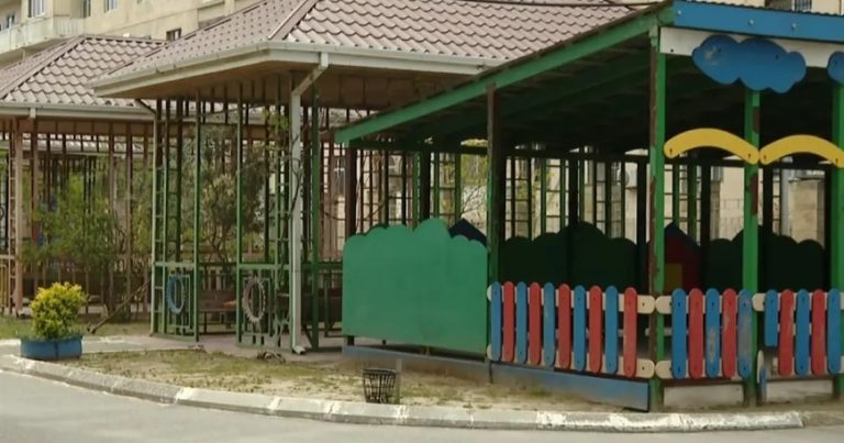 Bakıda bağçada dəhşət – Müəllim uşağın əlinə dağ basdı