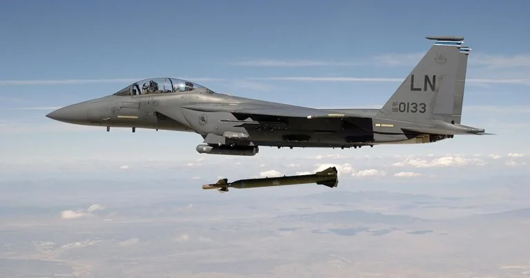 ABŞ qırıcısı İran üzərində vuruldu — pilotlardan biri xilas edilib