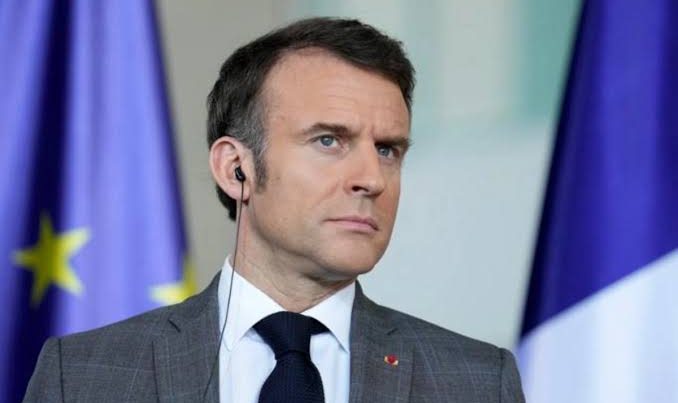 Emmanuel Makronun ehtiraslı öpüşü aləmi bir-birinə qatıb