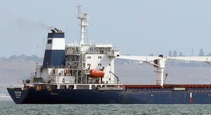 Ukraynaya taxıl aparan gəmi atəşə tutuldu