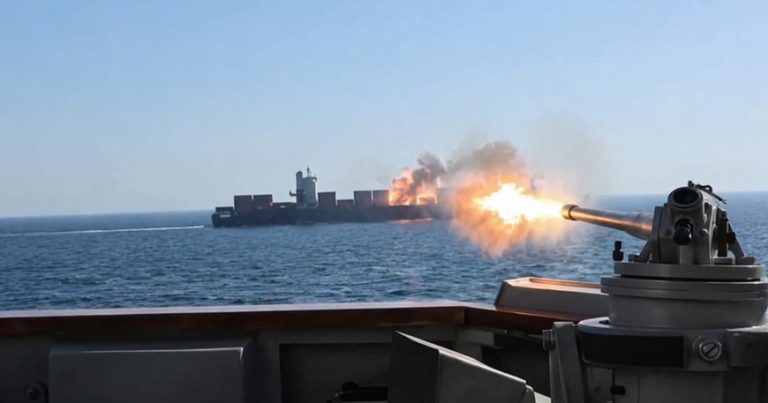 İran gəmisinə hücum anı – Video