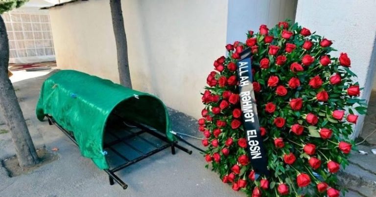 Dostunun yas yerində vəfat etdi