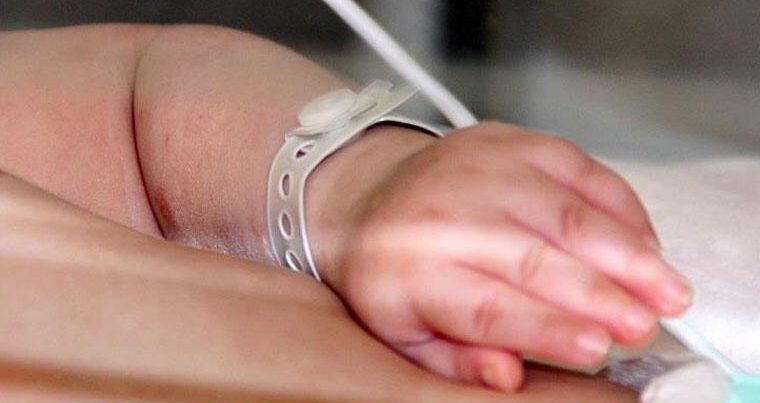 Parkda qorxunc HADİSƏ: 2 yaşlı uşaq boğazından bıçaqlandı – VİDEO