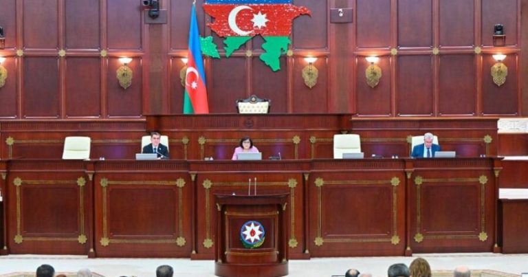 Parlamentdə Benilüks ölkələrinə SƏRT ETİRAZ