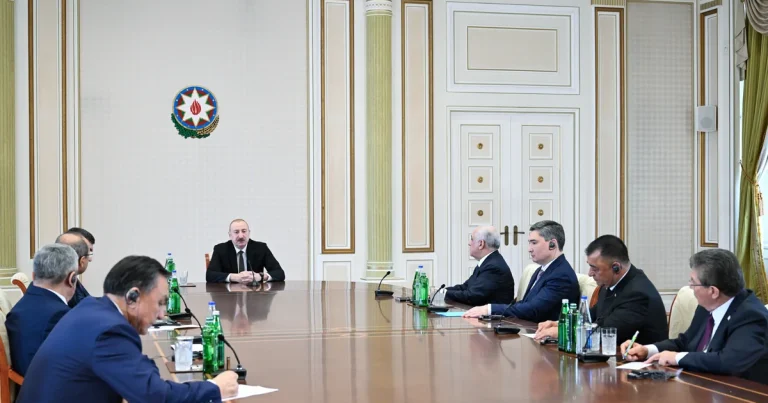 İlham Əliyev TDT-yə üzv dövlətlərin hökumət başçılarının görüşünün iştirakçılarını qəbul edib – FOTO İlham Əliyev TDT-yə üzv dövlətlərin hökumət başçılarının görüşünün iştirakçılarını qəbul edib – FOTO