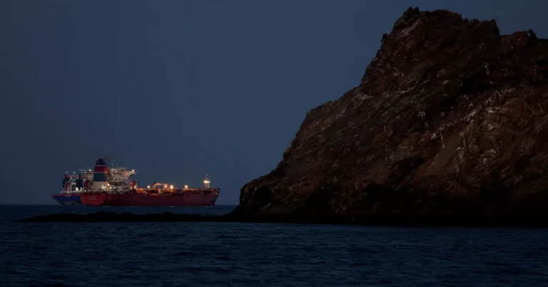 İran: Hörmüz Boğazında iki gəmiyə nəzarətə götürdük