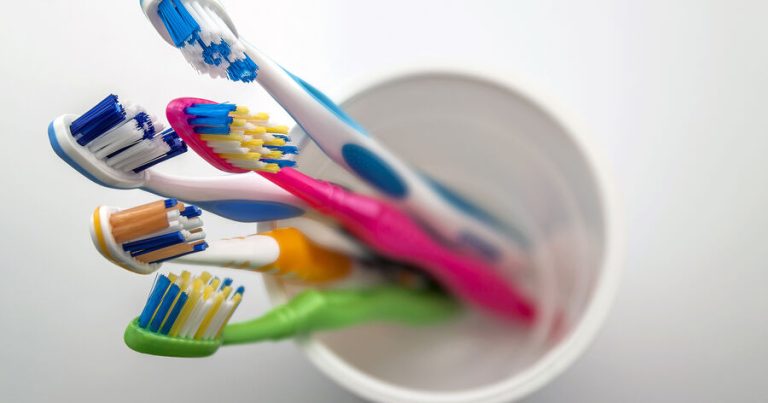 Dişlərinizi fırçaladıqdan sonra ağzınızı su ilə yaxalamağın səhv olduğu məlum olub