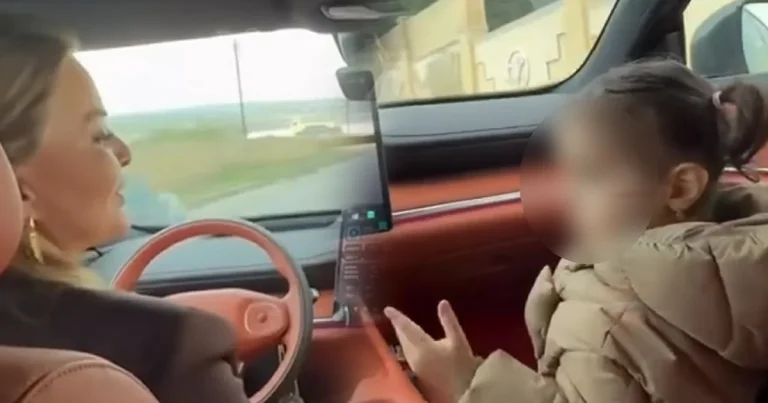 Bağça müdirəsi yol hərəkəti qaydalarını heçə saydı: Övladının həyatını təhlükəyə atdı – VİDEO