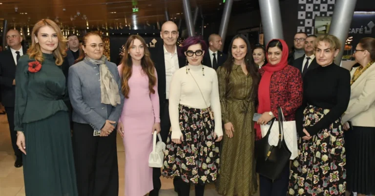 Leyla Əliyeva və Alyona Əliyeva “Yaddaşa həkk olunan təsvir” adlı sərginin açılışında – FOTO