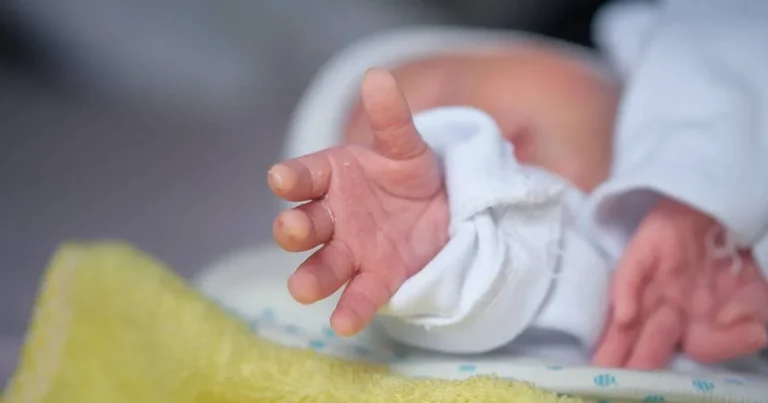 Azərbaycanda 15 yaşlı qız uşaq dünyaya gətirdi