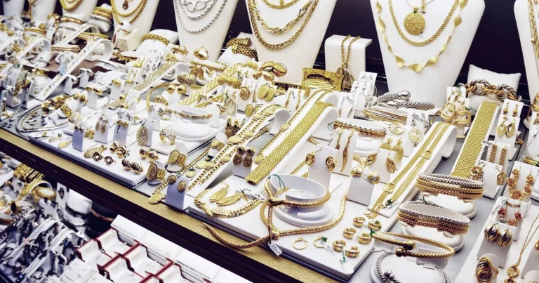 Bakıda kişi sevdiyi qızın anasının qızıllarını oğurlayıb, özünə nişan mərasimi keçirdi – Polis saxladı