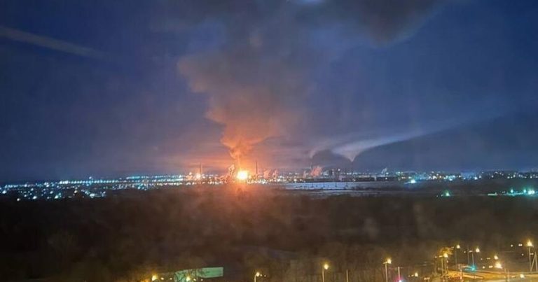 Ukrayna dronlarının hücumundan sonra Rusiyanın ən böyük xam neft emalı zavodu yandı Ukrayna dronlarının hücumundan sonra Rusiyanın ən böyük xam neft emalı zavodu yandı