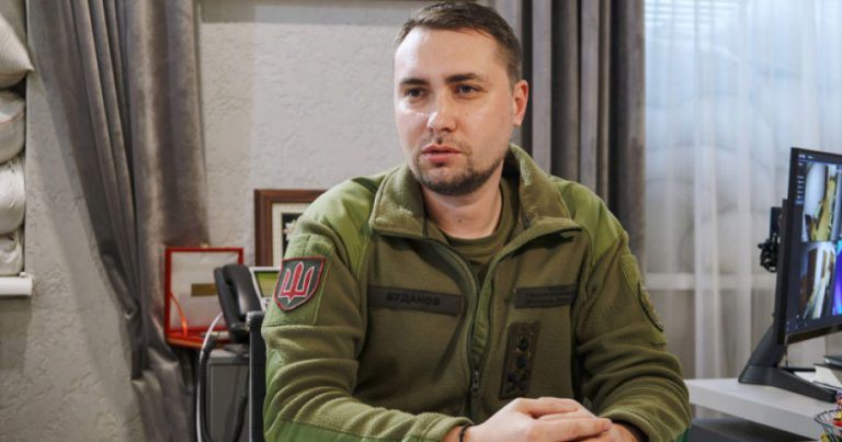 Kirill Budanov müsahibəyə belində tapança ilə gedir