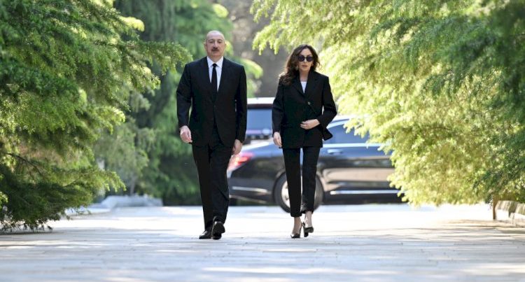 İlham Əliyev və Mehriban Əliyeva Ulu Öndərin məzarını ziyarət etdilər
