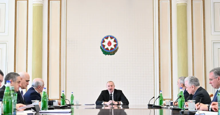 İlham Əliyev müşavirə keçirdi – FOTO