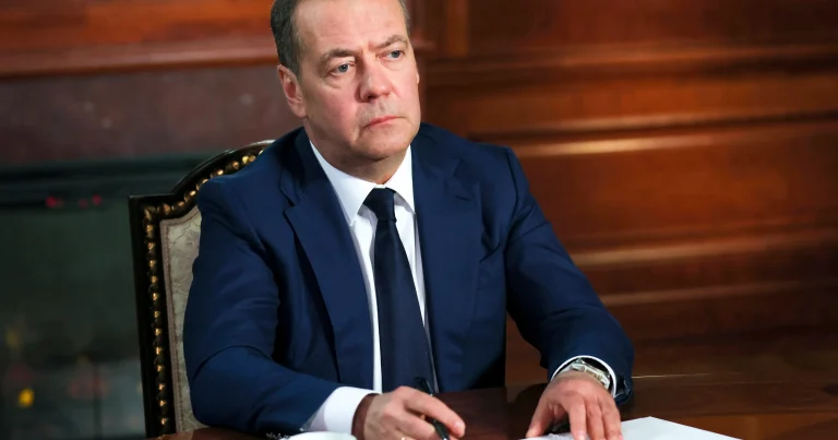 Dmitri Medvedev yenidən sayıqladı: qondarma Ukraynanın süqutu qaçılmazdır