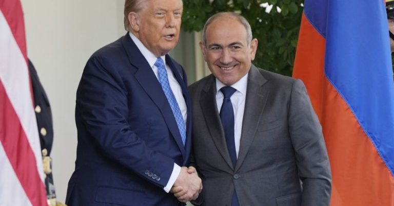 Tramp Paşinyanı dəstəkləyən paylaşım etdi