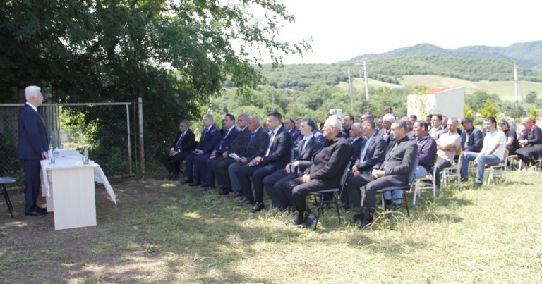 İcra başçısı kölgədə əyləşdi, vətəndaşları günün altında saxladı – Fotolar