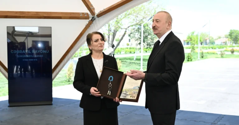 Şükürbəyliyə köçən müəllimə: “Sizə minnətdarıq”