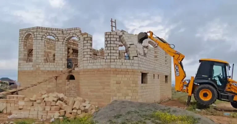 Gəncədə qanunsuz inşa olunan tikililər sökülüb
