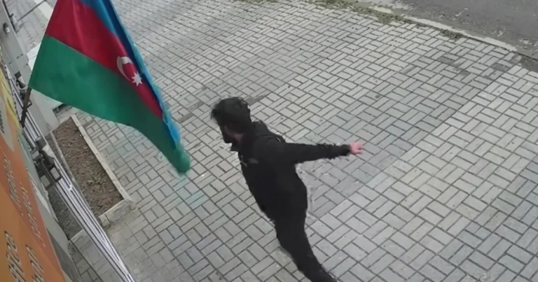 Bayrağa hörmətsizlik edən şəxs saxlanıldı – FOTO – VİDEO