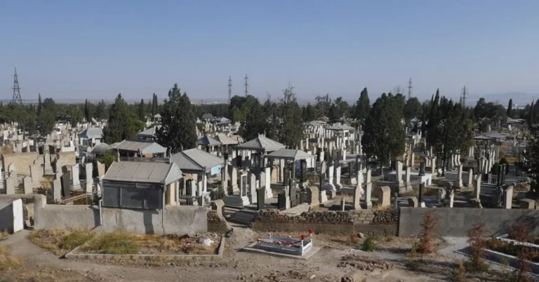 Azərbaycanda tükürpərdən olay: Qadın ərinin məzarı üzərində öldü