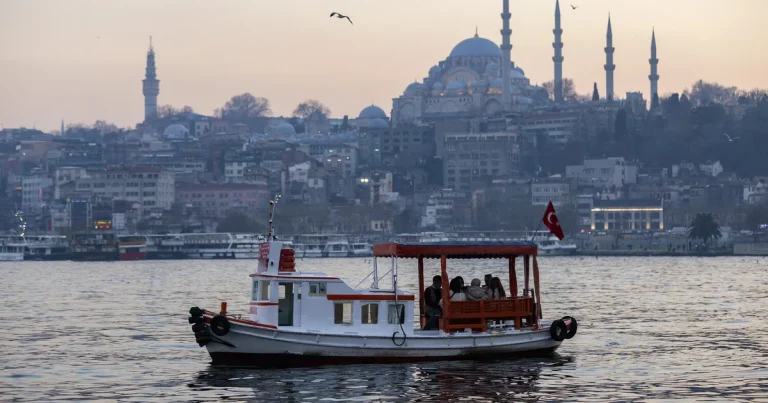 Seysmoloq İstanbulda güclü zəlzələ riski barədə xəbərdarlıq etdi Seysmoloq İstanbulda güclü zəlzələ riski barədə xəbərdarlıq etdi